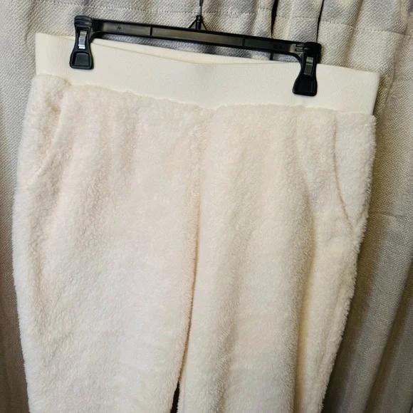 Denim & Co Cream Faux Fur Lounge Pants with Relaxed Fit Medium - Picture 4 of 9